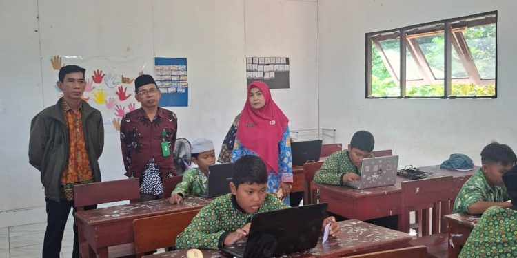 Kasi Pendidikan Dan Pengawas Madrasah Pantau Pelaksanaan ANBK Hari Ke- 2 MI Izhar Ulum