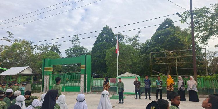 Upacara Hari Kesaktian Pancasila Di MI Izharul Ulum, Memperkuat Karakter Kebangsaan Siswa Madrasah